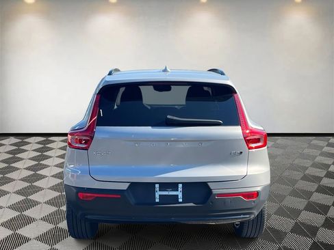 Used 2025 Volvo XC40 B5 Plus image 4