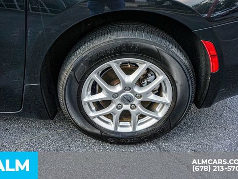 Used 2023 Chrysler Pacifica Touring-L FWD image 16