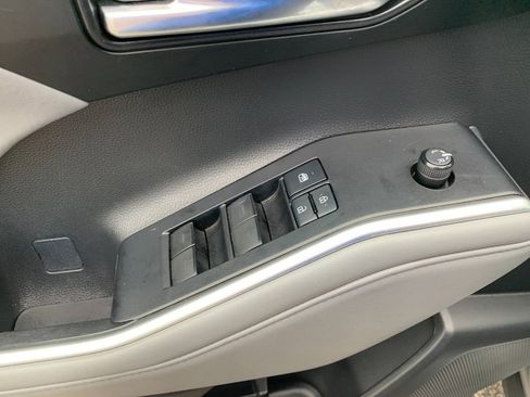 Used 2021 Toyota Highlander XLE AWD/4WD image 13