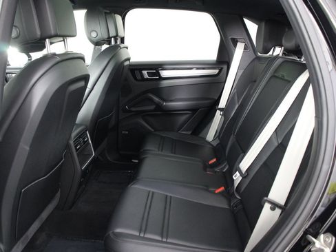 Certified 2023 Porsche Cayenne Platinum Edition image 33