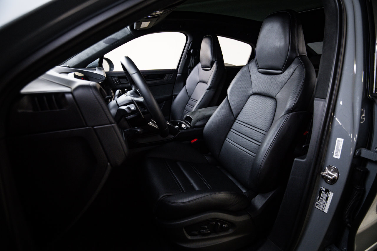 Certified 2026 Porsche Cayenne GTS AWD/4WD image 5