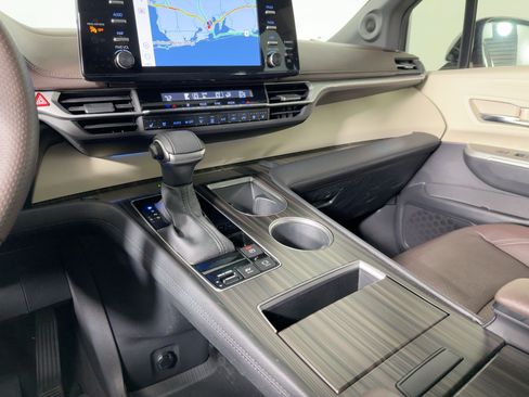 Used 2023 Toyota Sienna Platinum image 25