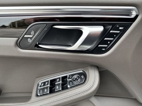 Used 2023 Porsche Macan image 17