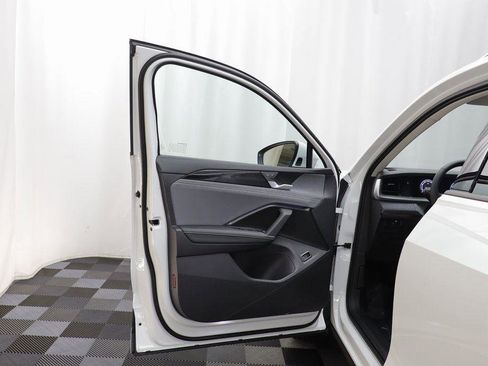 New 2025 Volkswagen Tiguan SE w/ Panoramic Sunroof Package image 5