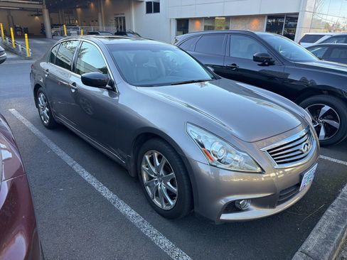 Used 2013 INFINITI G37 x w/ Premium Pkg image 3