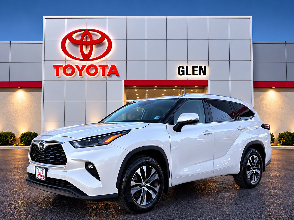 Used 2022 Toyota Highlander XLE AWD/4WD image 3