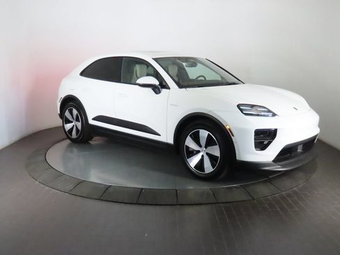 Certified 2025 Porsche Macan 4 Electric AWD/4WD image 9