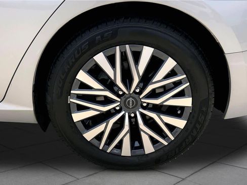 Used 2024 Nissan Altima 2.5 SV FWD image 11