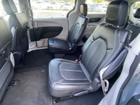 Used 2024 Chrysler Pacifica Touring-L image 23