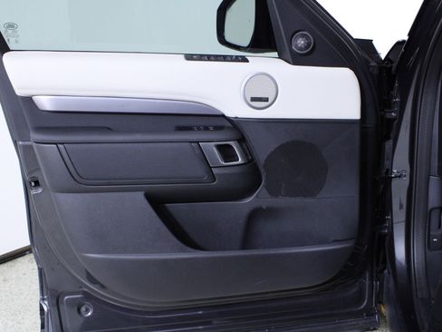 Used 2025 Land Rover Discovery Dynamic SE image 19