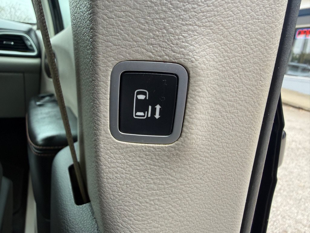 Used 2019 Chrysler Pacifica Touring-L FWD image 14