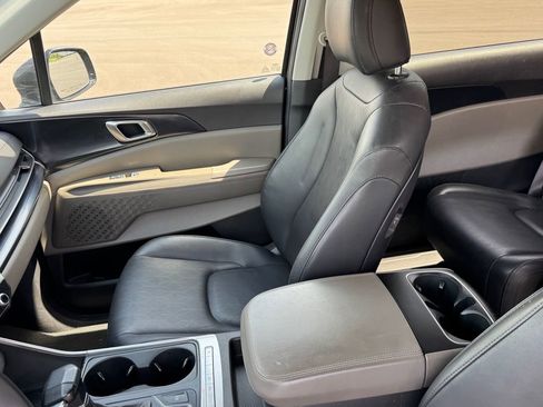 Used 2025 Kia Carnival FWD image 10