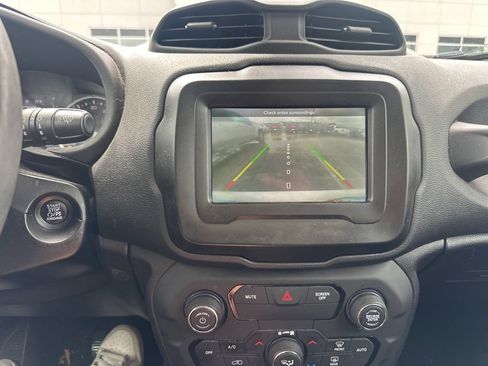 Used 2018 Jeep Renegade Latitude w/ Popular Equipment Group FWD image 8