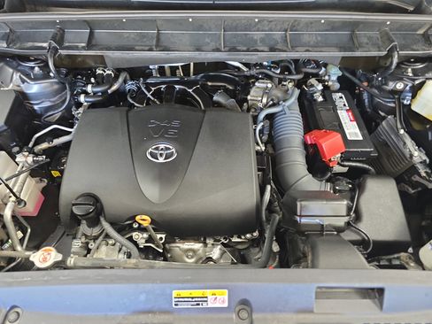 Used 2022 Toyota Highlander XLE FWD image 32
