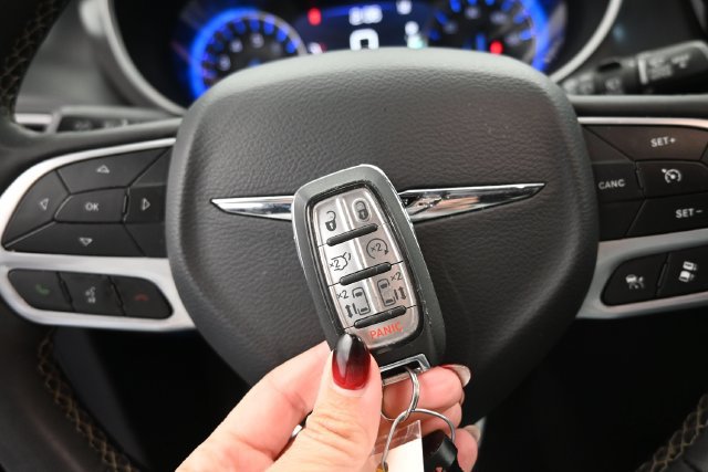 Used 2025 Chrysler Pacifica Select FWD image 35