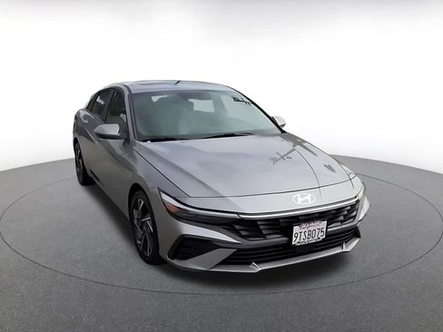 Used 2025 Hyundai Elantra Limited image 3
