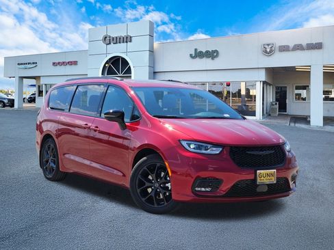 New 2026 Chrysler Pacifica Limited w/ S Appearance Package image 1