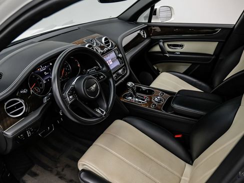 Used 2019 Bentley Bentayga image 2