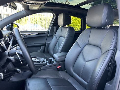 Certified 2025 Porsche Macan AWD/4WD image 5