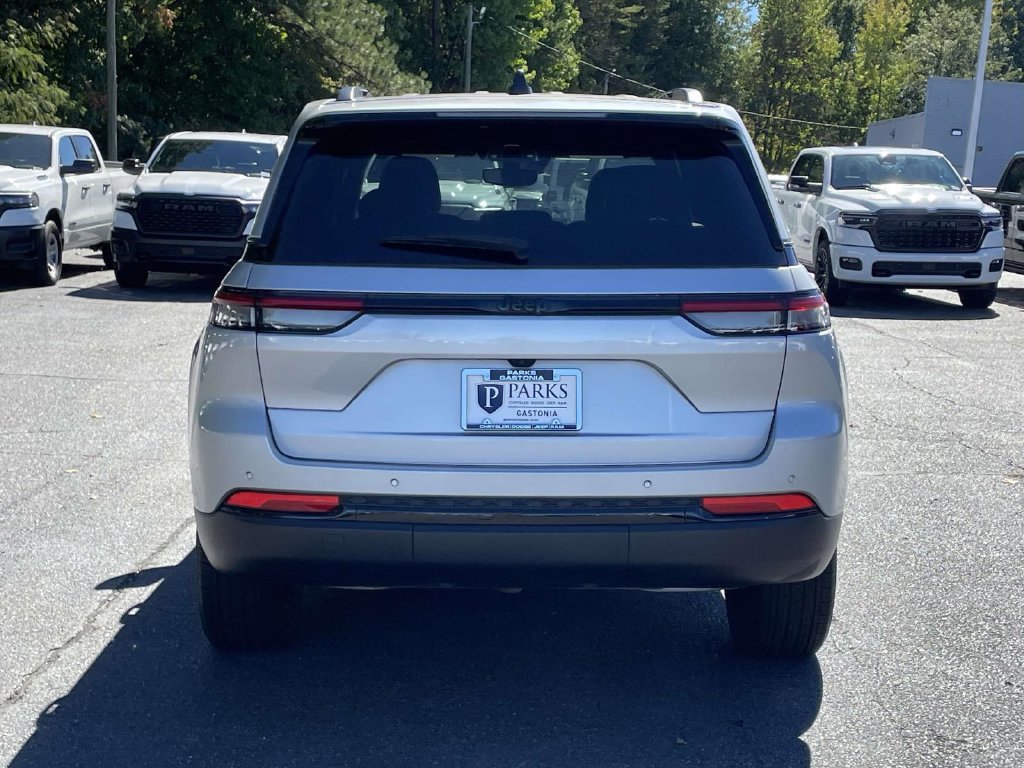 Certified 2024 Jeep Grand Cherokee Altitude RWD image 7
