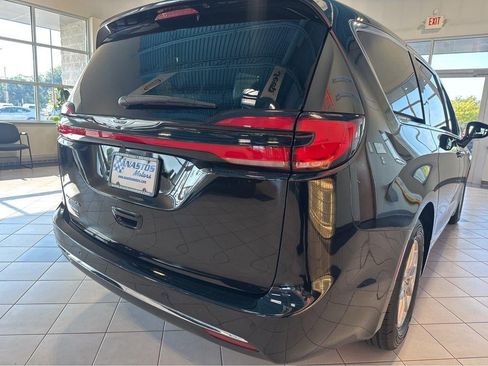 Used 2025 Chrysler Pacifica Select FWD image 41