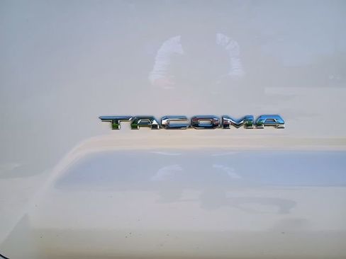Used 2018 Toyota Tacoma SR5 w/ SR5 Appearance Package (SM) RWD image 23