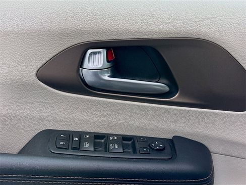 Used 2018 Chrysler Pacifica Touring-L w/ Premium Audio Group image 17