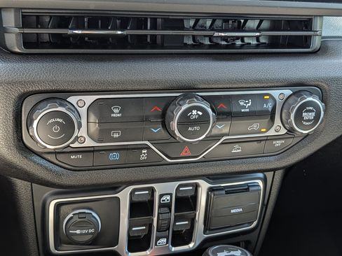 Used 2024 Jeep Wrangler Unlimited AWD/4WD image 23