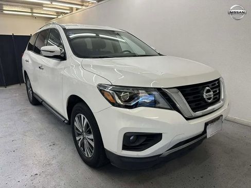 Used 2020 Nissan Pathfinder SV image 1