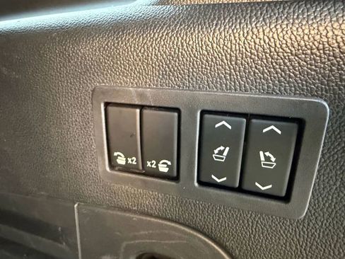 Used 2018 Cadillac Escalade ESV Luxury image 19