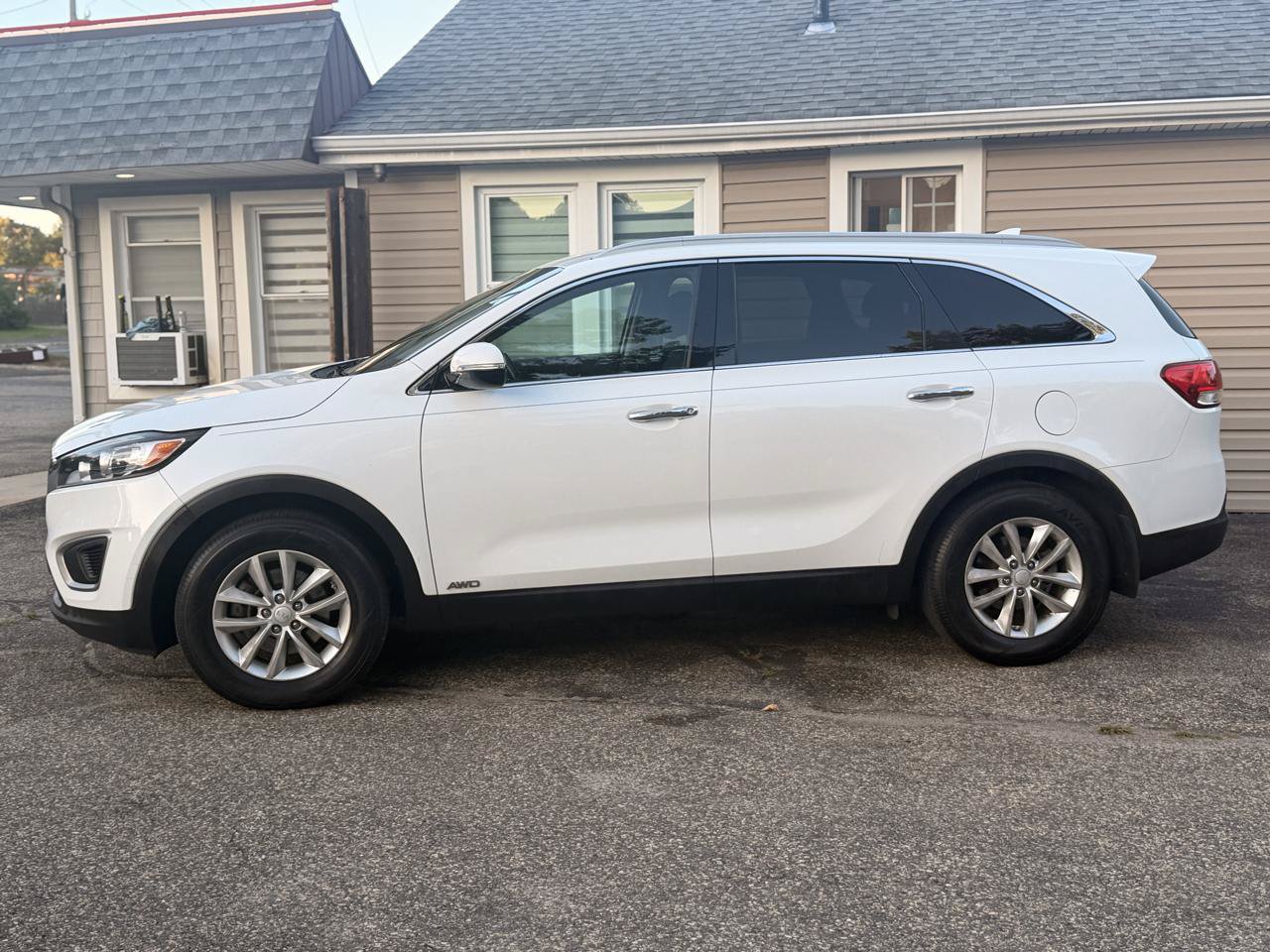 Used 2017 Kia Sorento AWD w/ LX Convenience Package image 3