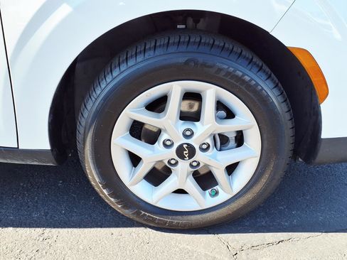 Used 2025 Kia Soul LX FWD image 9