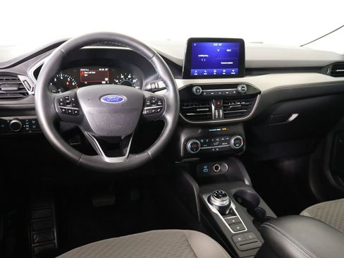 Used 2021 Ford Escape SE w/ SE Sport Appearance Package image 2