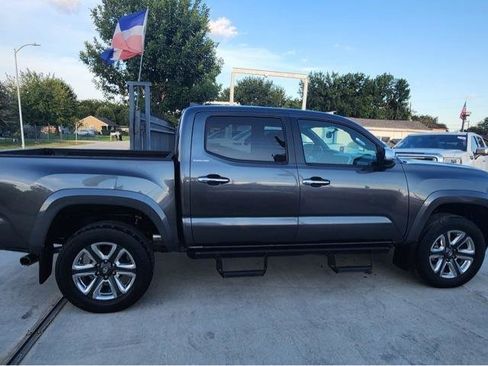 Used 2017 Toyota Tacoma Limited w/ Tow Package image 4