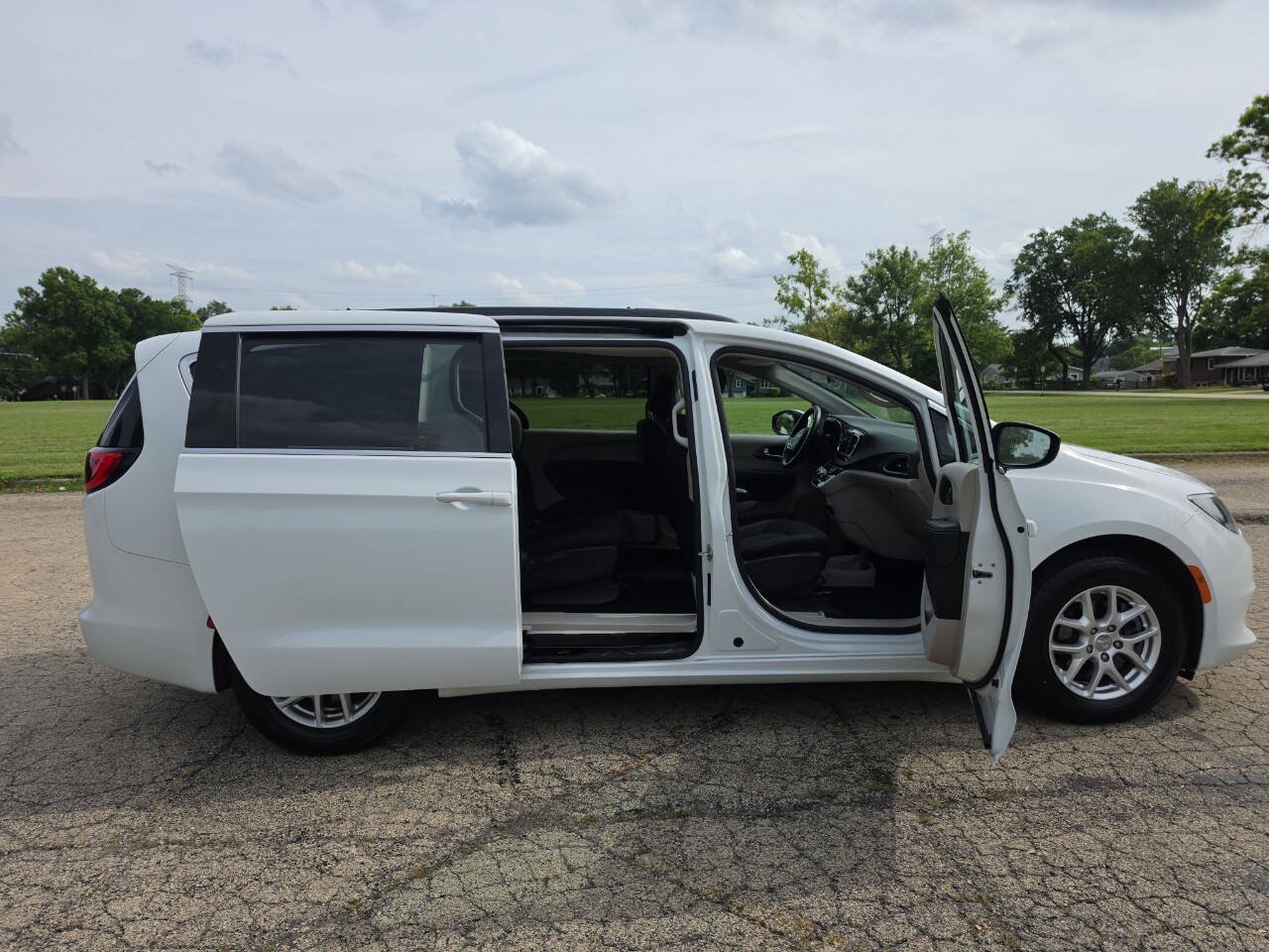 Used 2020 Chrysler Voyager LX w/ Cold Weather Group FWD image 11