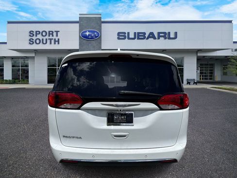 Used 2018 Chrysler Pacifica Touring-L w/ Tire & Wheel Group FWD image 4