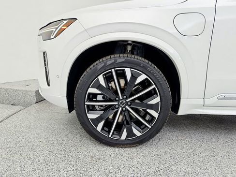 New 2025 Volvo XC90 T8 Plus w/ Protection Package Premier image 17