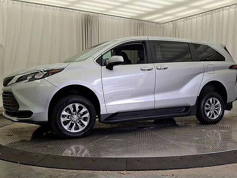 Used 2024 Toyota Sienna LE FWD image 3