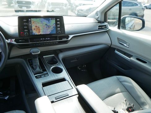 Used 2023 Toyota Sienna Limited image 14