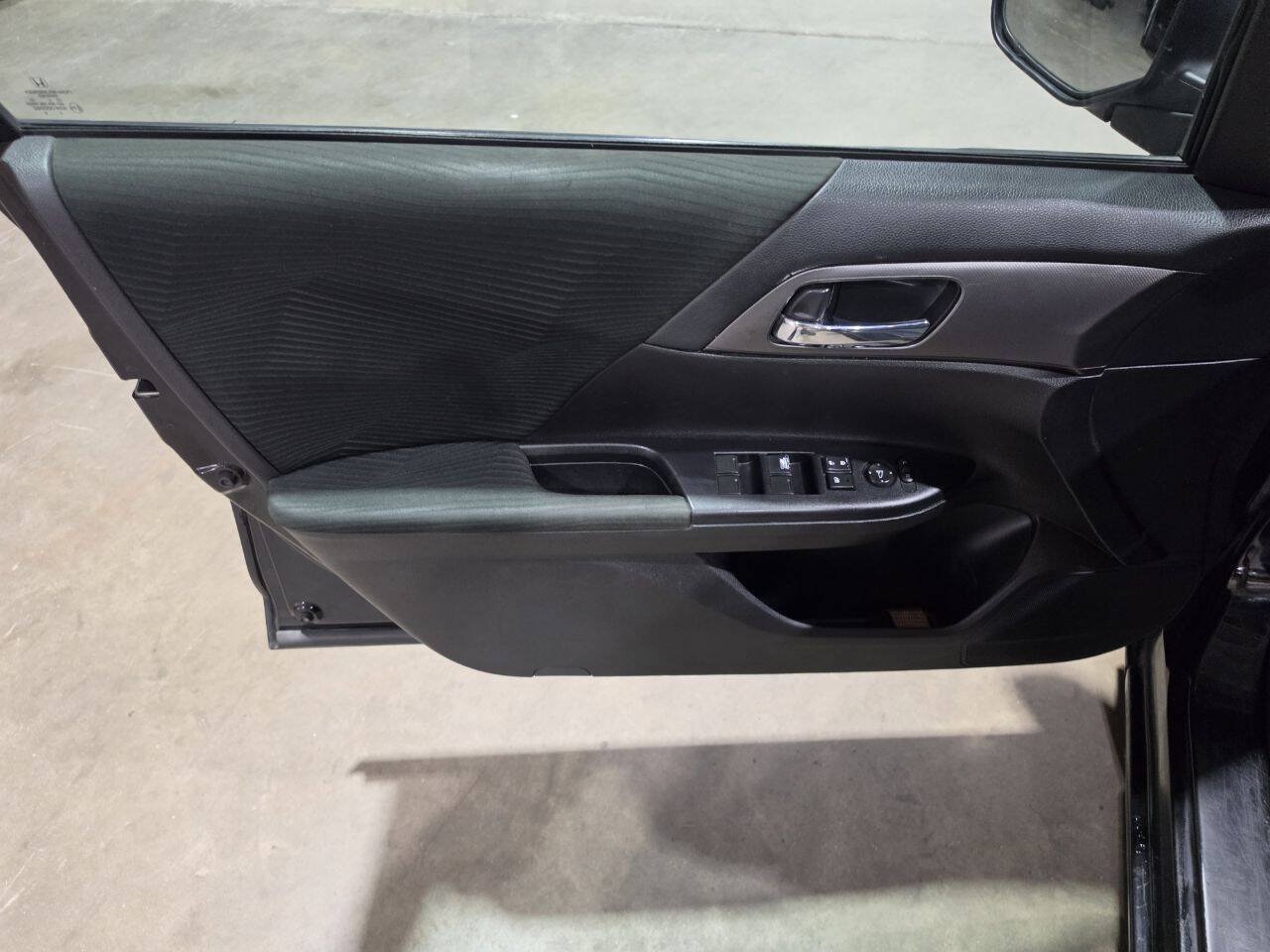 Used 2015 Honda Accord LX image 24