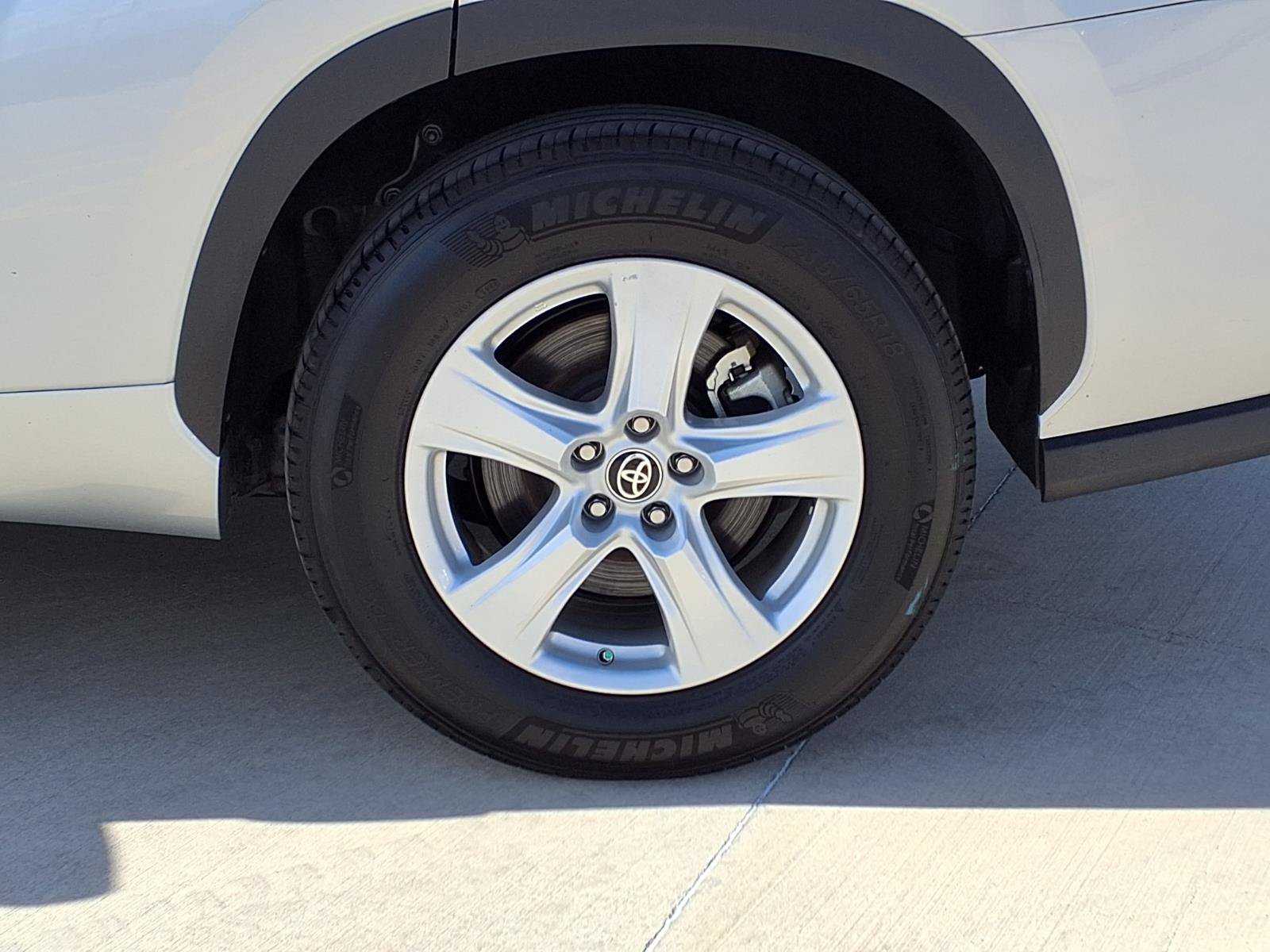 Certified 2025 Toyota Highlander LE FWD image 9