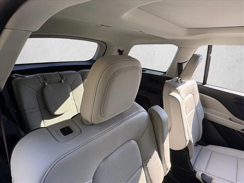 Used 2025 Lincoln Aviator AWD image 19