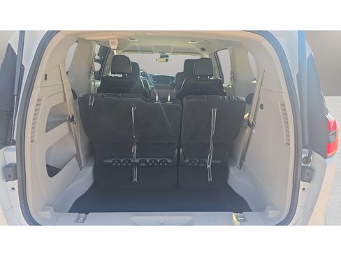 Used 2023 Chrysler Pacifica Touring-L FWD image 9
