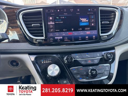 Used 2023 Chrysler Pacifica Limited image 19