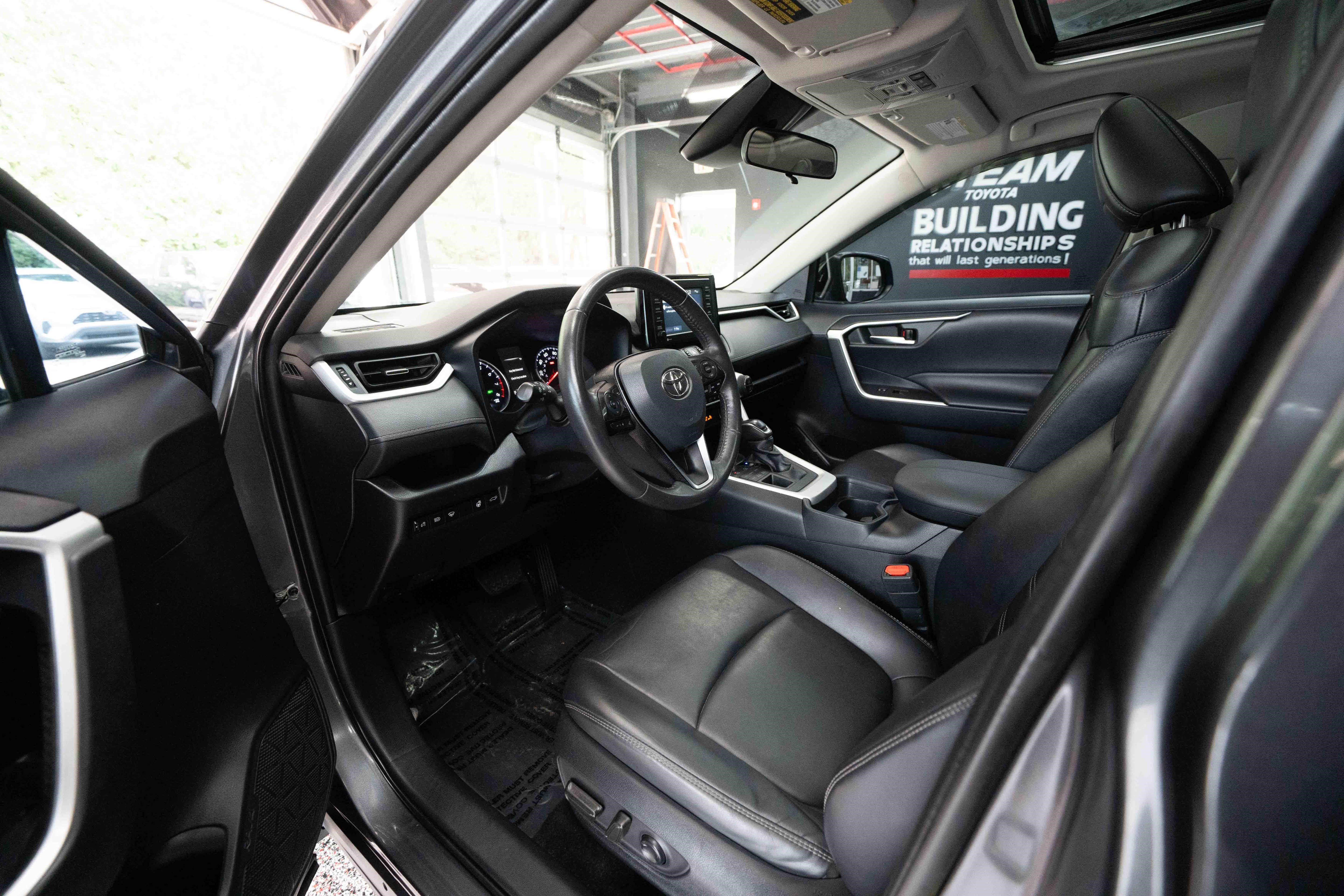 Used 2021 Toyota RAV4 XLE Premium AWD/4WD image 8