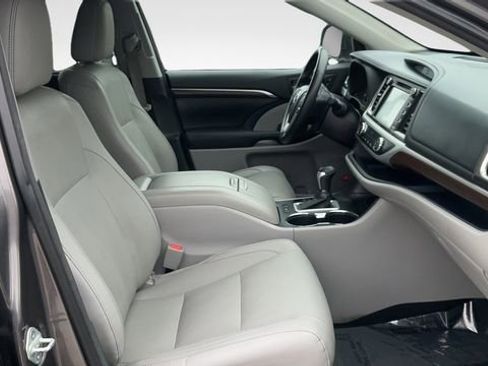Used 2015 Toyota Highlander Limited Platinum FWD image 18