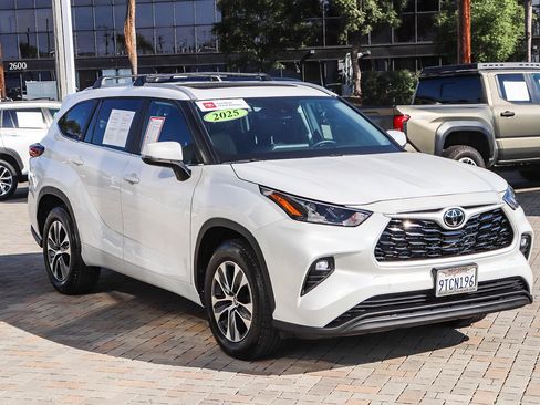 Used 2025 Toyota Highlander XLE image 3