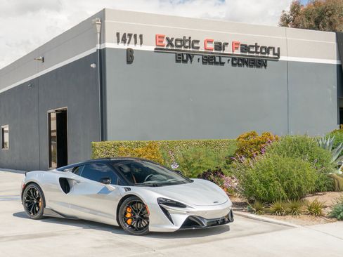 Used 2023 McLaren Artura RWD image 1