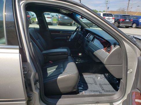 Used 2010 Lincoln Town Car Signature Limited image 17