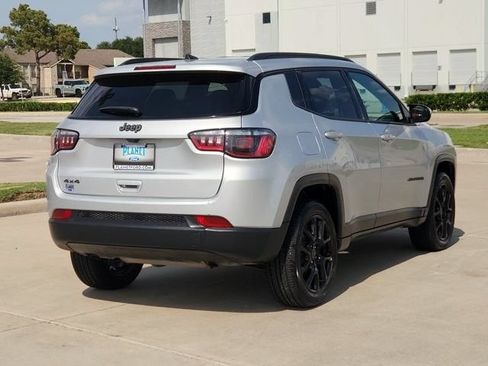 Used 2025 Jeep Compass Latitude w/ Convenience Group AWD/4WD image 7